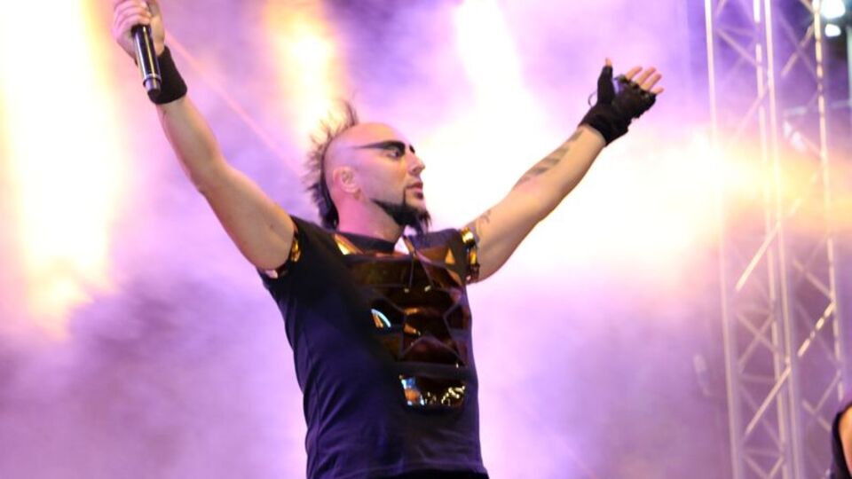 Sel ünlü sanatçıyı da vurdu!