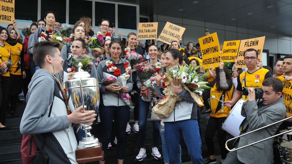 Avrupa şampiyonu VakıfBank'a coşkulu karşılama