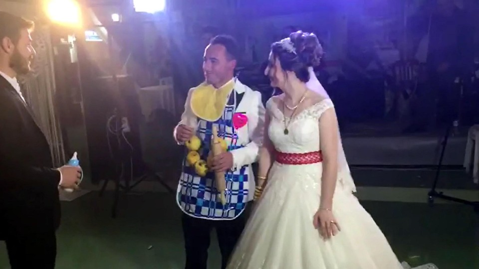 Arkadaşlarının damada taktıkları şaşkına çevirdi!