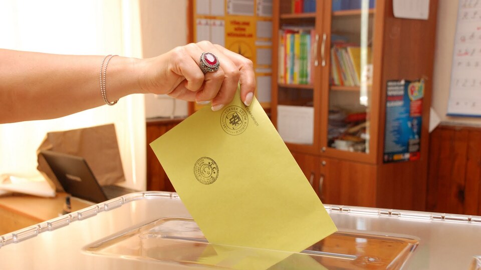 Eski nüfus cüzdanlarıyla oy kullanılabilecek mi? Açıklama geldi