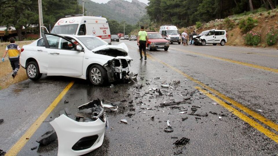 Yer: Fethiye...İngiliz ve ABD'li sürücülerin kullandığı araçlar çarpıştı