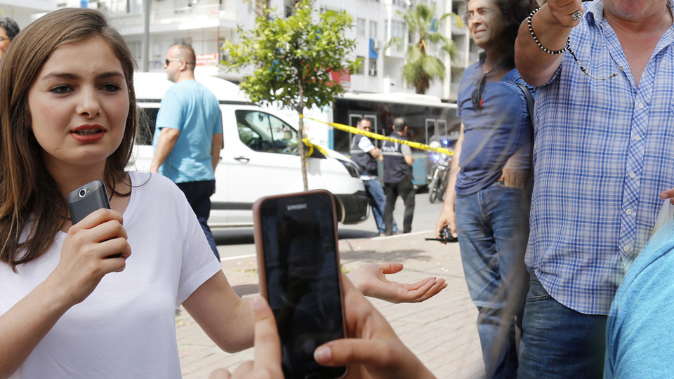 Şüpheli pakete müdahale! Canlı yayın yapıp, erik yediler