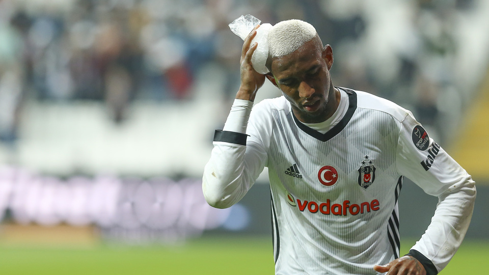 Hakemden Talisca'ya faul!