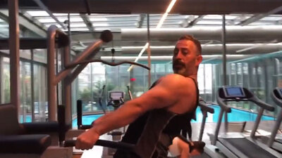 Cem Yılmaz'dan vücut şov!