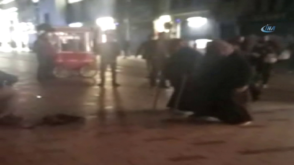 Yer: İstiklal Caddesi...Göbek atarak kutladılar!