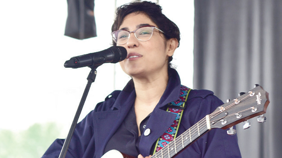 Gençlerle çayda buluştu