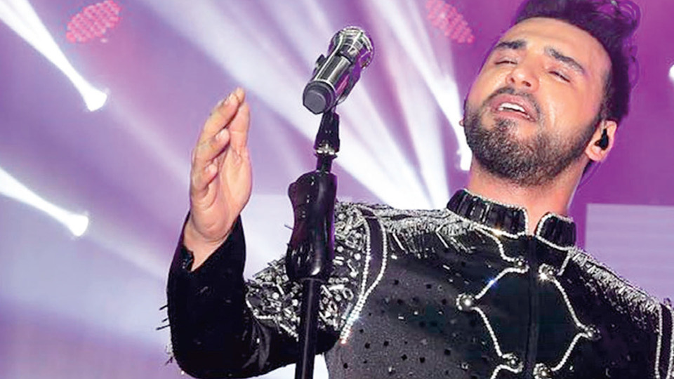 Şarkılarıyla kulaklara ceketiyle gözlere hitap etti