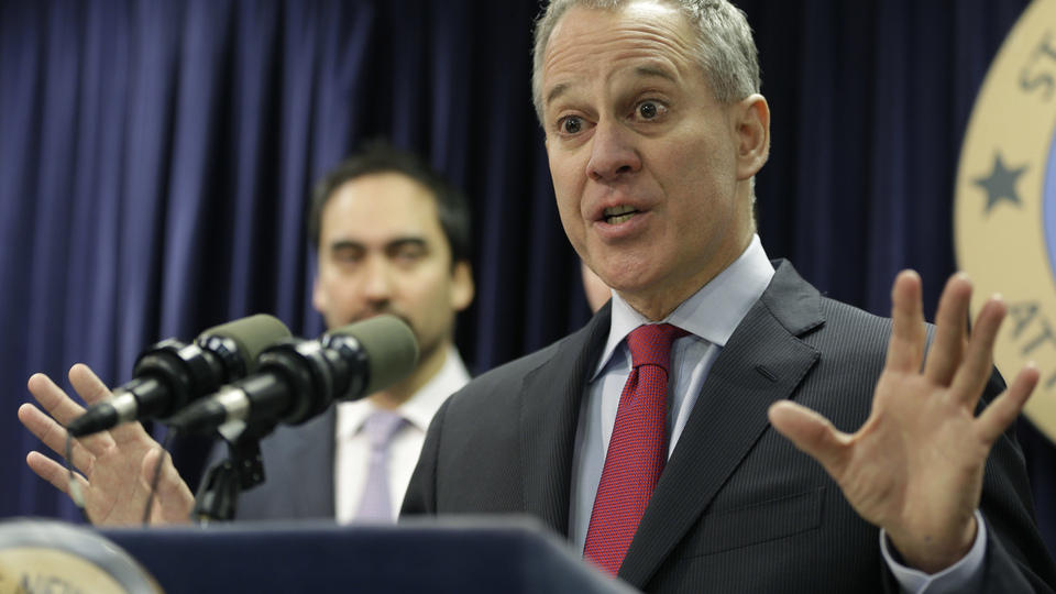 Tacizle suçlanan New York Başsavcısı istifa etti!