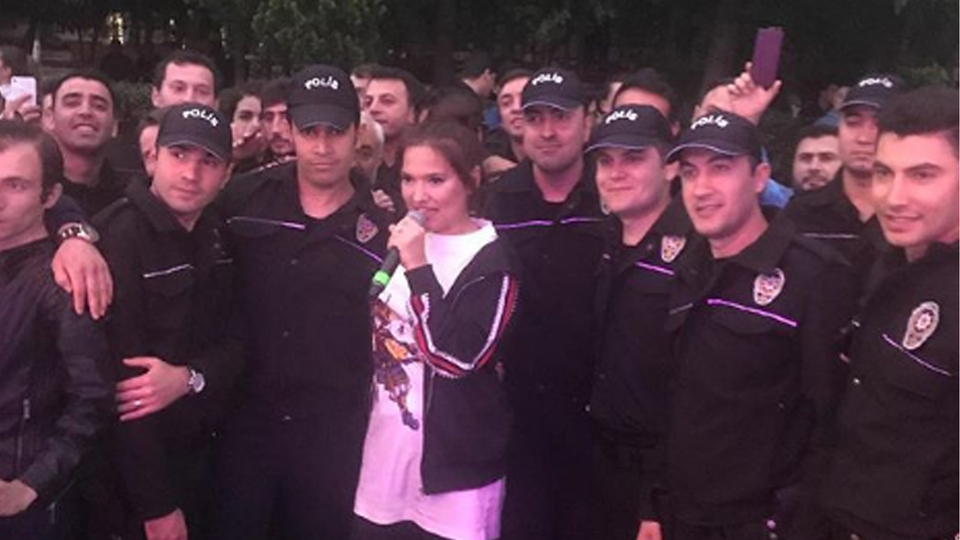 Demet Akalın'ın sahne kıyafeti olay oldu! 'Kıyafetine biraz özenseydin'