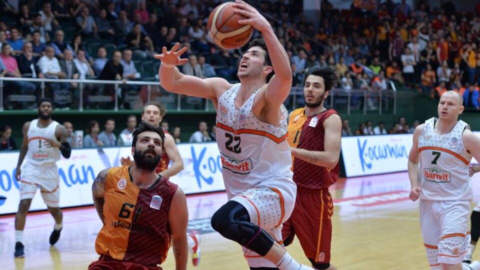 Galatasaray, Banvit'i evinde yıktı