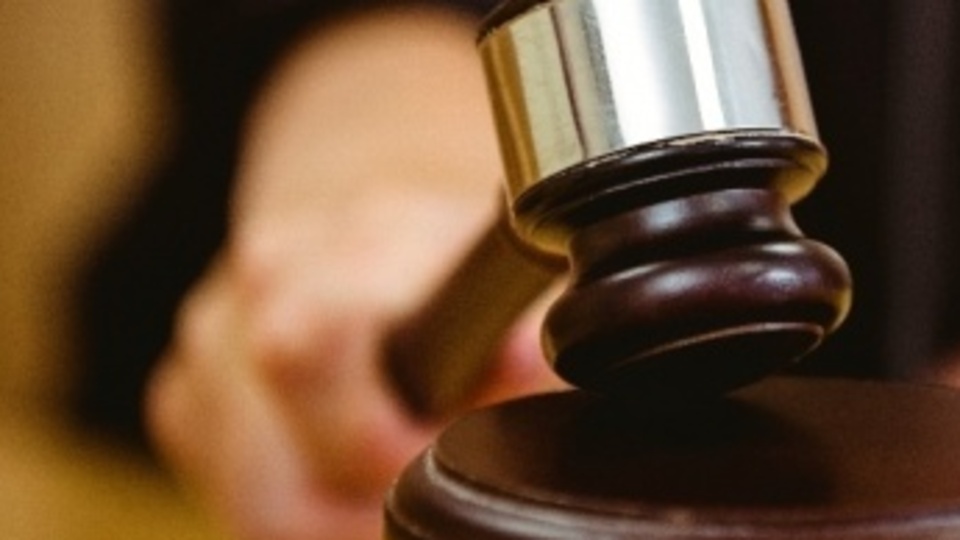 Sokakta eşini döven şüpheliye tutuklama