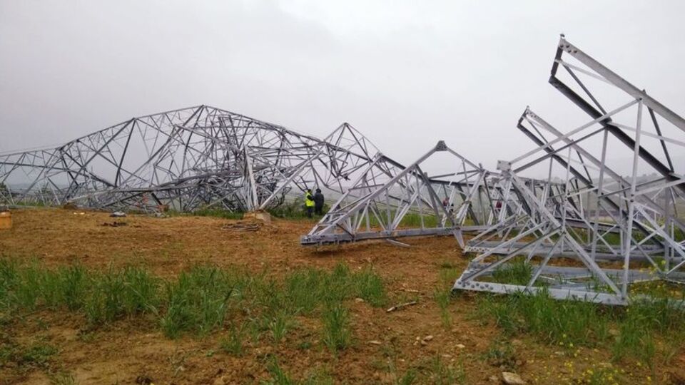 Yüksek gerilim hattı işçilerin üzerine devrildi! Yaralılar var
