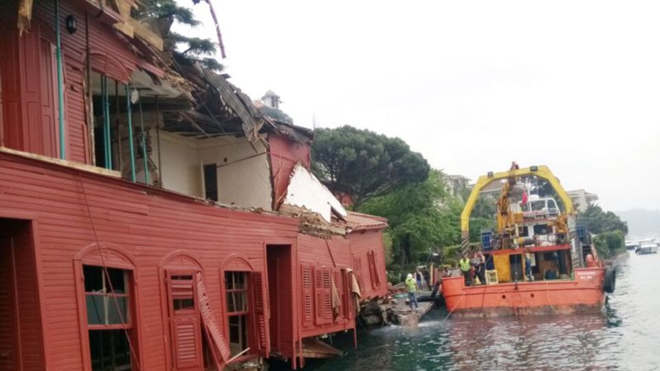 Geminin çarptığı tarihi yalıda hareketlilik!