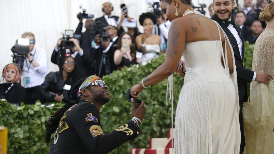 Kırmızı halıda evlenme teklifi!