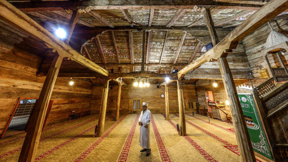 8,5 asırlık ahşap çivisiz cami görenleri hayran bırakıyor!