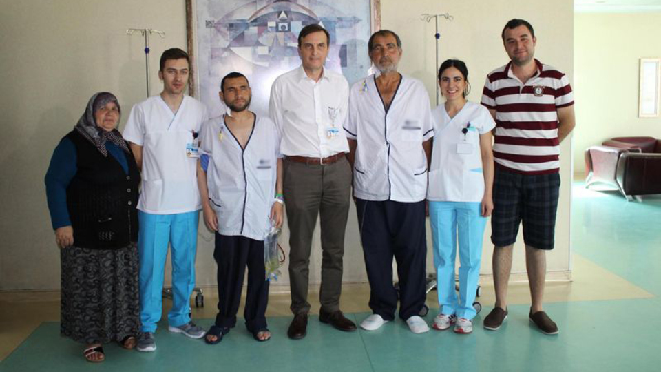 Birinin hayali kana kana su içmek, diğerinin hayali doya doya gezmekti!