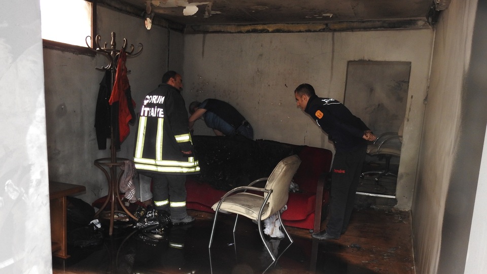 Erkekler baktı, genç kız alevlerin arasına daldı!