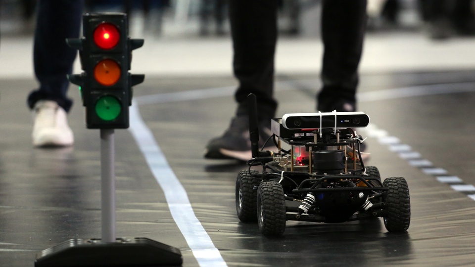 Mini otonom araçlar yarıştı!