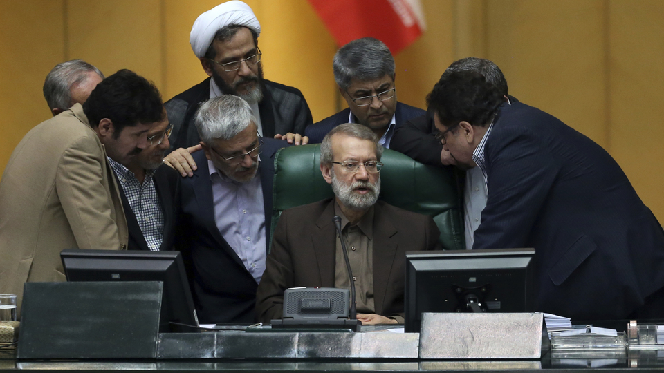 İranlı vekiller nükleer anlaşmayı yaktı!