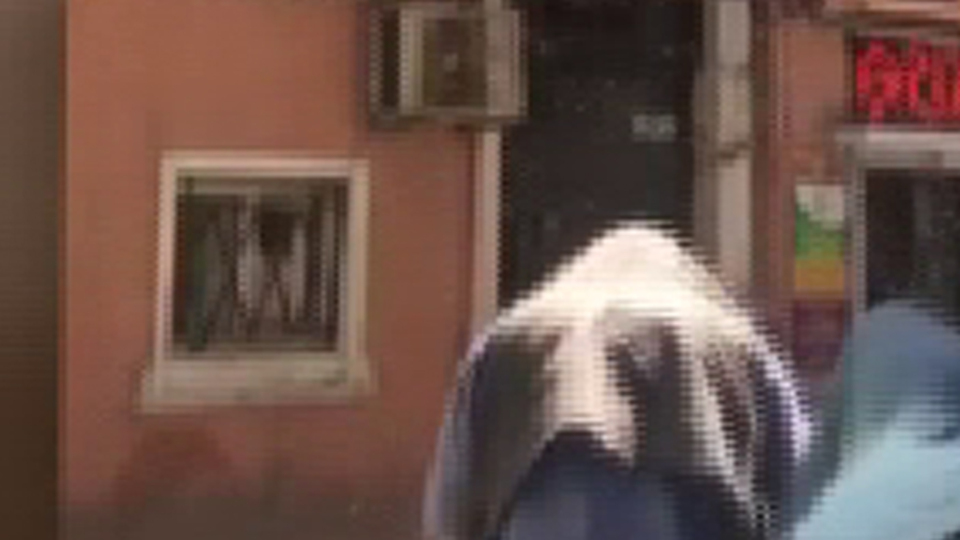 Bugün Taksim! Giysilerini başlarına geçirerek yürümek zorunda kaldılar