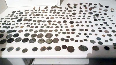 Odunlukta tesadüfen bulduğu keseyi açtı! Define buldu!