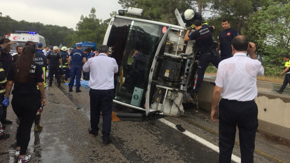 Antalya'da feci kaza! 2 ölü, 11 yaralı