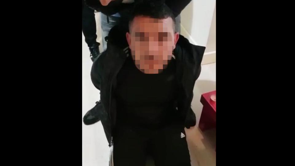 Polis, pizzacı kılığına girip yakaladı!