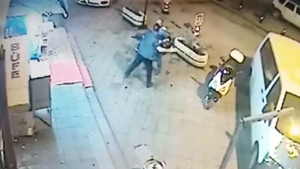 Silahla vurdu, araya girenlere tokat attı! O anlar kamerada