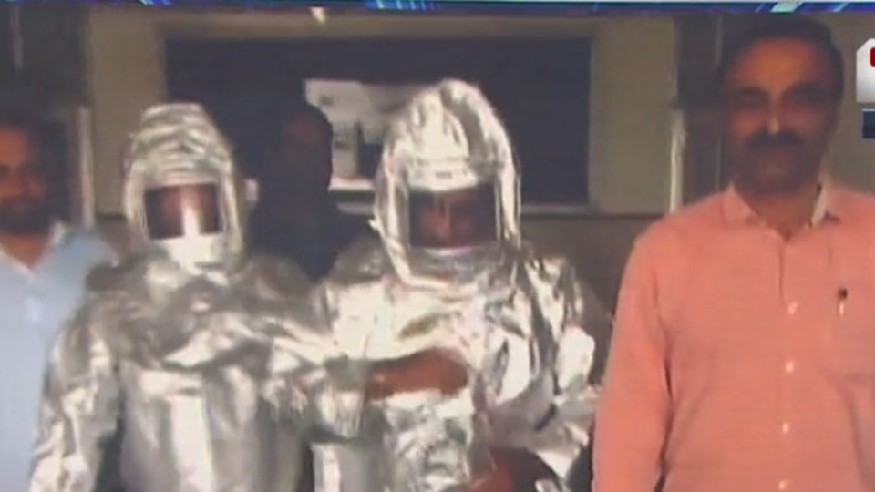 NASA diyen dolandırıcılara 'astronot kıyafeti' giydirdiler!