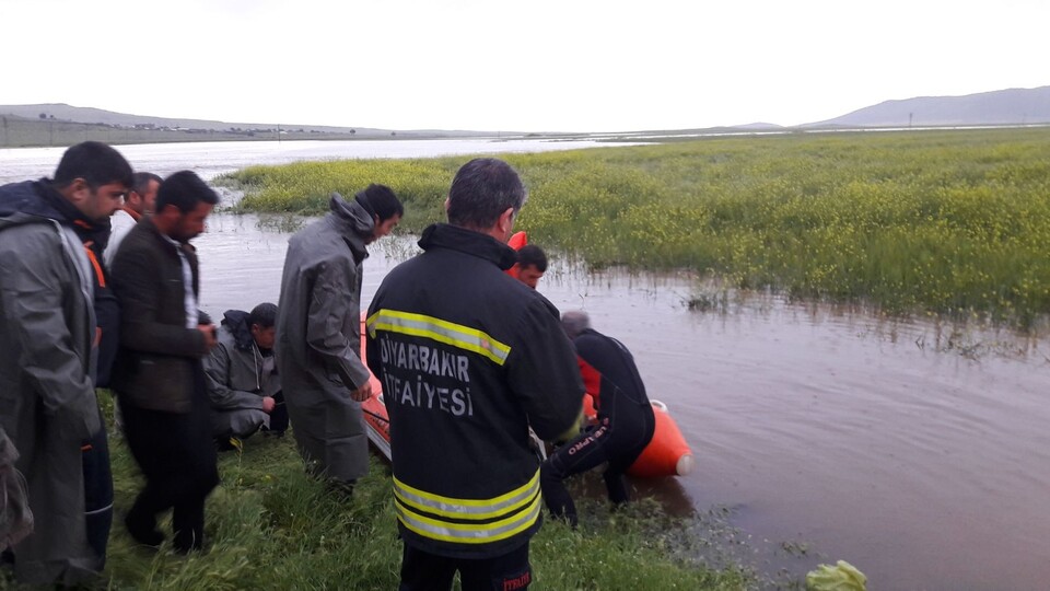Sel köylüleri esir aldı: 5 kişi mahsur kaldı