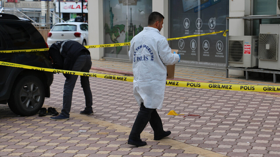 Feci son! 10 katlı apartmanın çatısından düştü