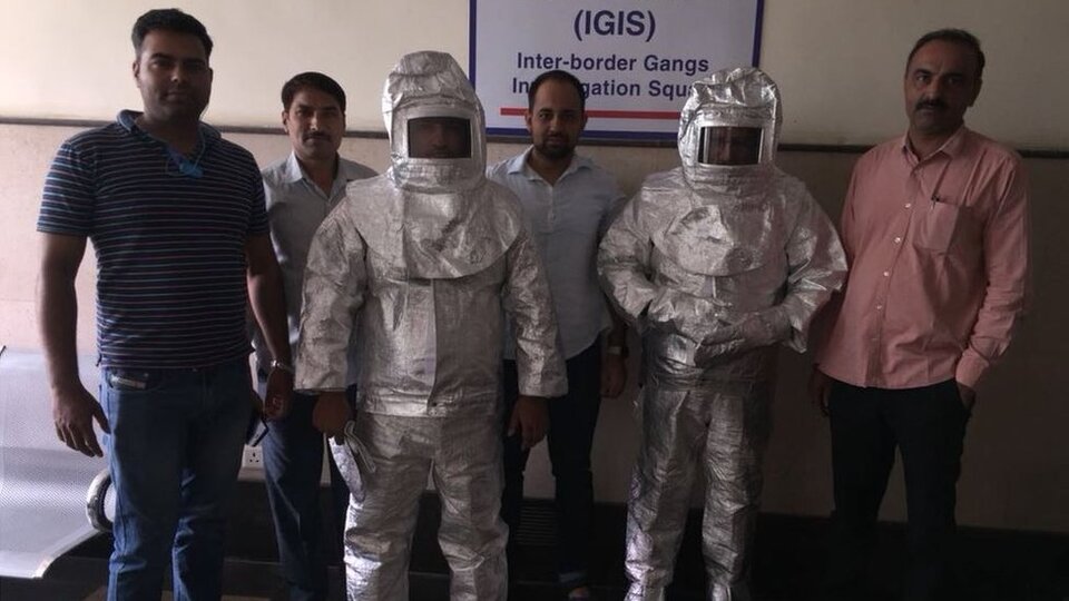 'NASA çalışanı dolandırıcılar 'uzay giysileriyle' kameralar önünde