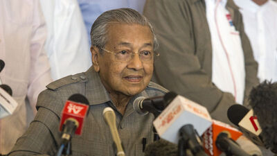 Mahathir Malezya'nın yedinci başbakanı oldu
