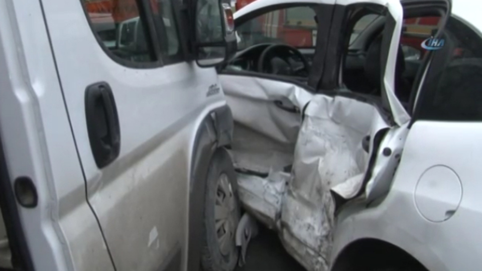 Kağıthane'de servis aracı otomobile çarptı! Yaralılar var