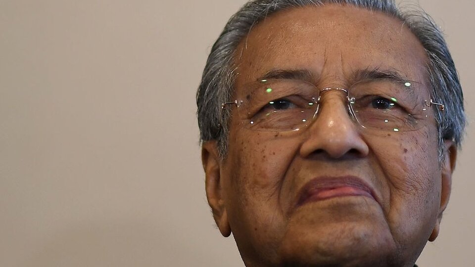 Malezya'da 92 yaşında 60 yıllık iktidarı deviren doktor: Mahathir Muhammed
