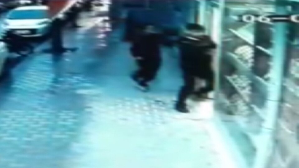 İstanbul'da "yan bakma" dehşeti kamerada