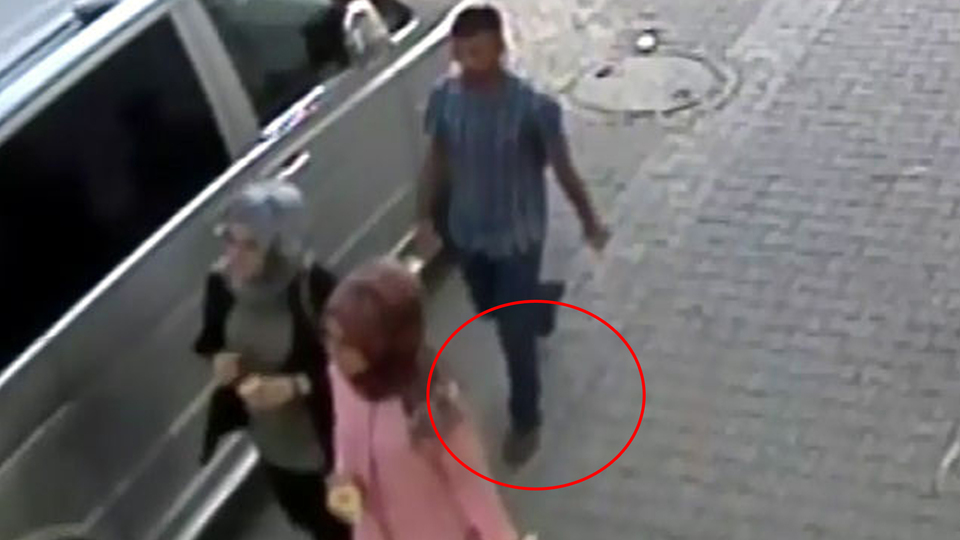 Ayakkabıya dikkat! Sekerken yakalandı