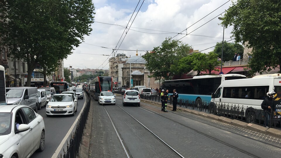 Laleli'de hafif ticari araç ile tramvay çarpıştı: 1 yaralı 