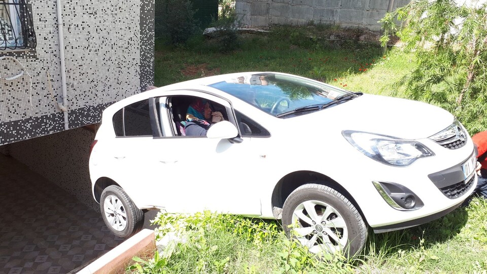 Otomobil askıda kaldı