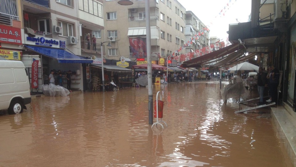 İzmir'de sağanak yağmur; caddeler suyla doldu