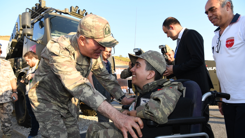 Orgeneral Akar'dan engelli gence yakın ilgi