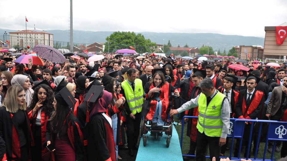 Tıp Fakültesini birinci bitirdi, ayakta alkışlandı'