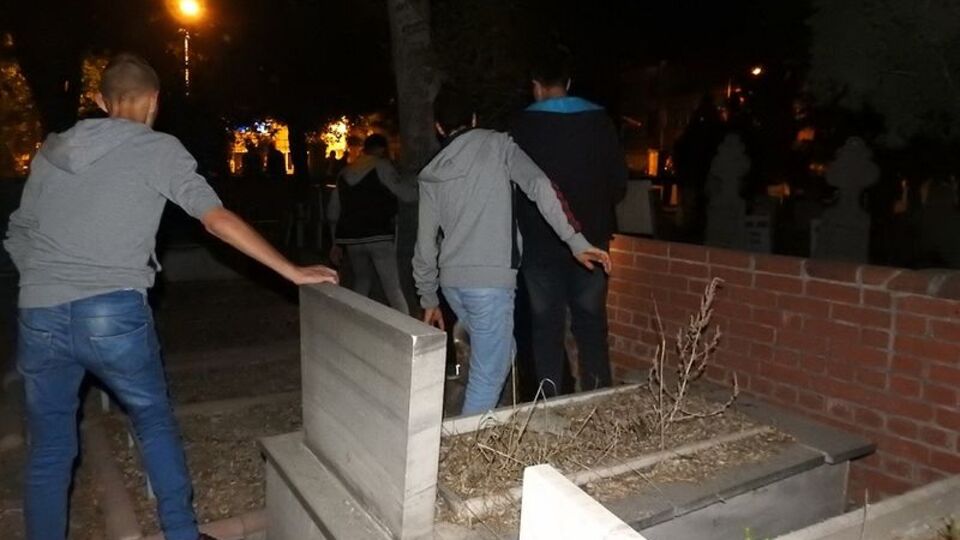 Vatandaşlar günlerce oraya akın etti! Mezarlıktaki 'gizemli kız' bulundu