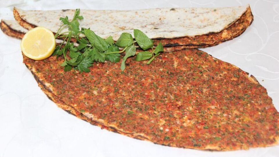 Kenarları çıtır çıtır, lezzetli mi lezzetli evde lahmacun nasıl yapılır?