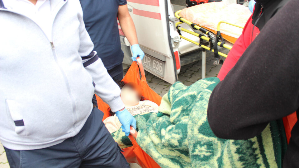 Eşi ulaşamadı, balkondan girilen evde baygın bulundu