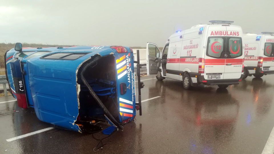 Mahkumları taşıyan askeri araç devrildi: Yaralı askerler var