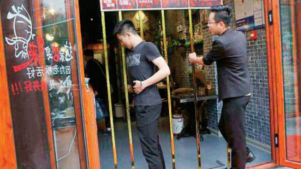 Çin'de ilginç uygulama: Parmaklıklardan geçene yemek!