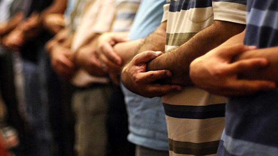 İzmir'de bugün Cuma namazı saat kaçta?