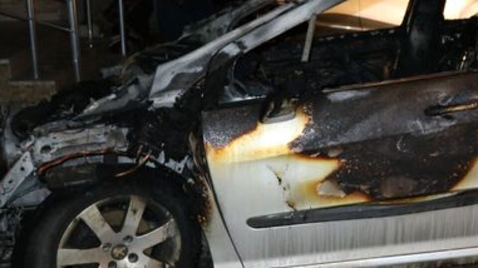 Boşandığı eşinin otomobilini yaktı, kendini ihbar etti