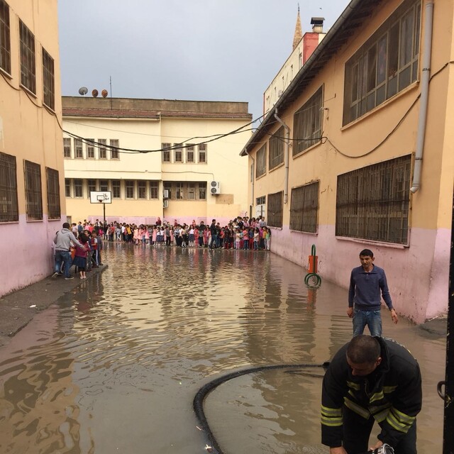 Okulu su bastı, öğrenciler mahsur kaldı